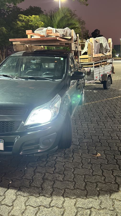 Caminhonete e carreta carregadas