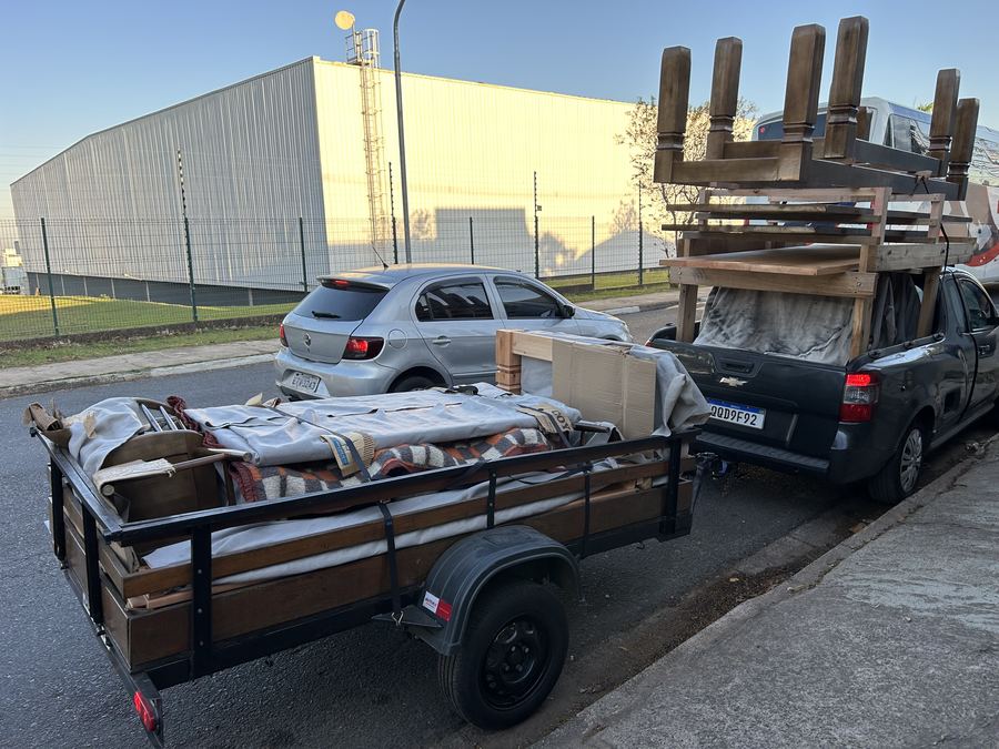 Carreta carregada na rua