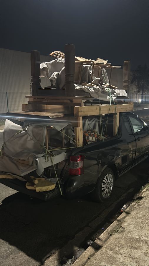 Caminhonete carregada à noite