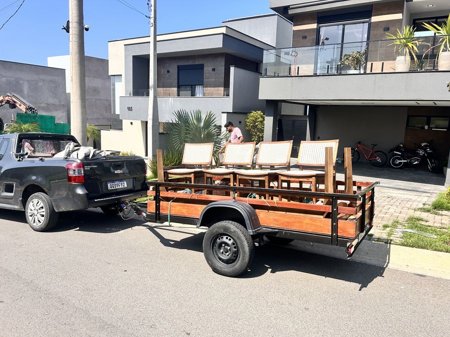 Carreta com conjunto de mesa e cadeiras na entrega