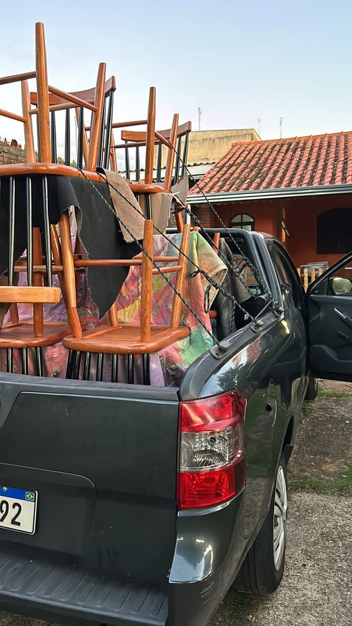 Cadeiras empilhadas pra entrega