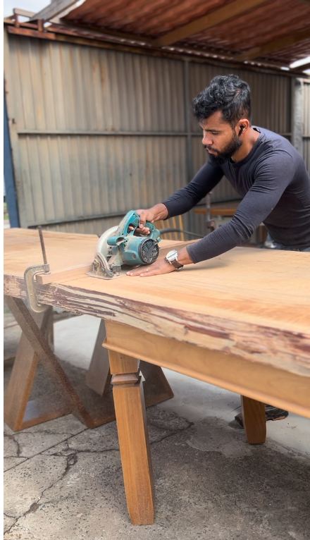 Guilherme na produção de uma mesa